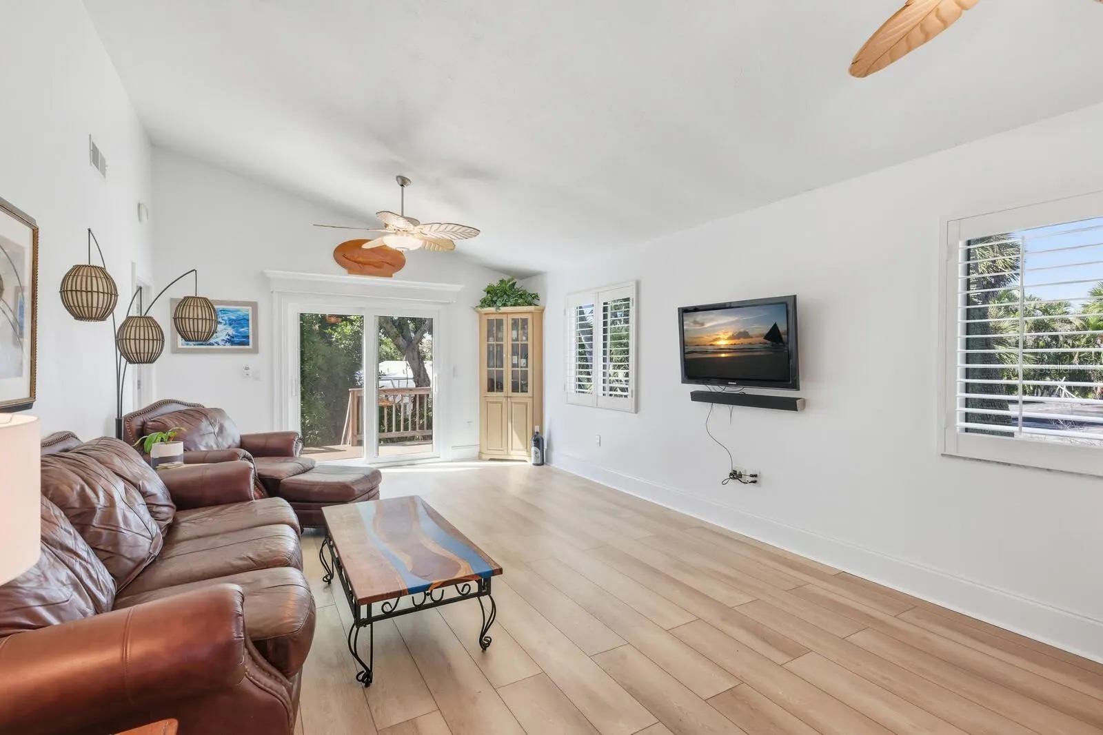 221 ISLAND CIR