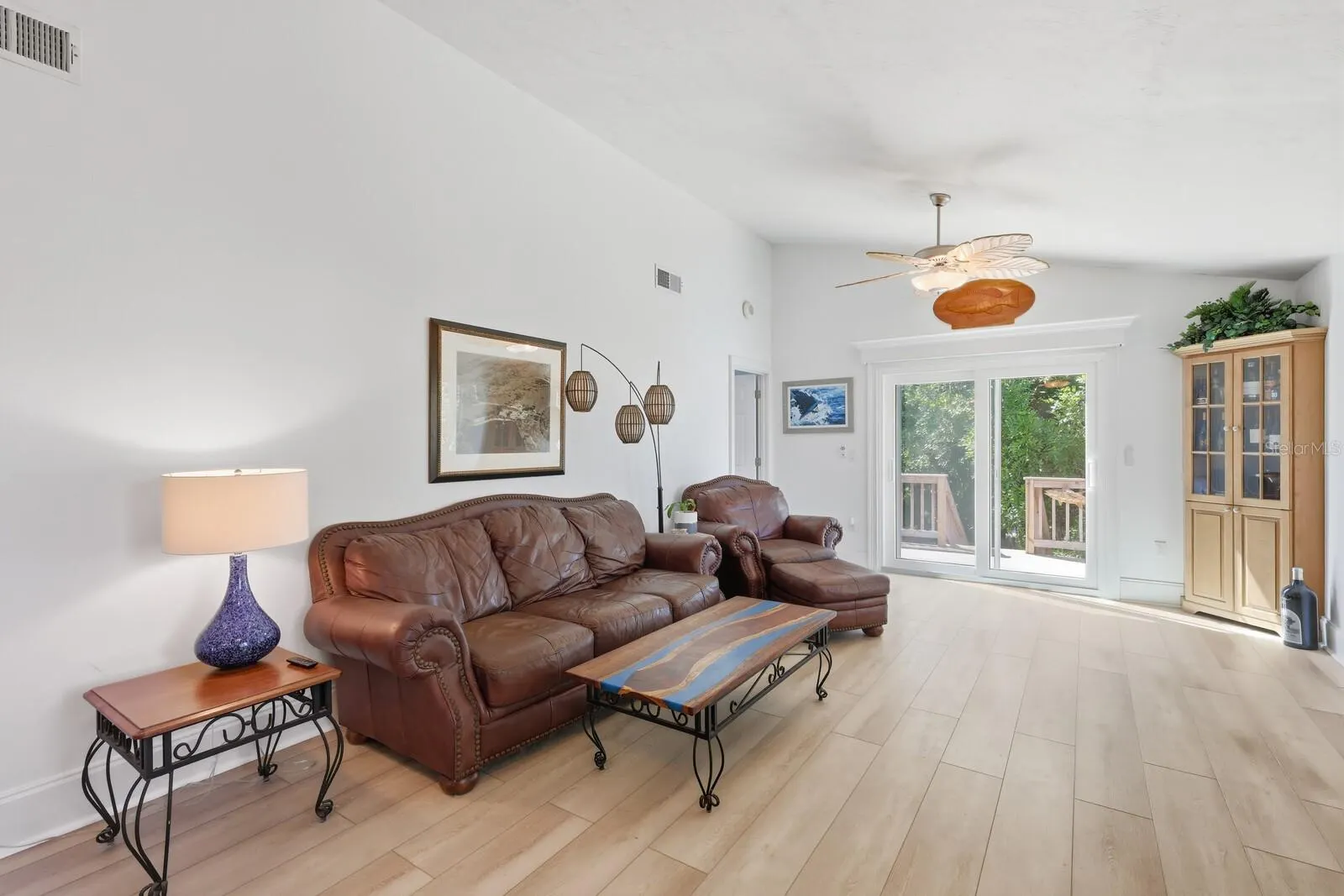 221 ISLAND CIR