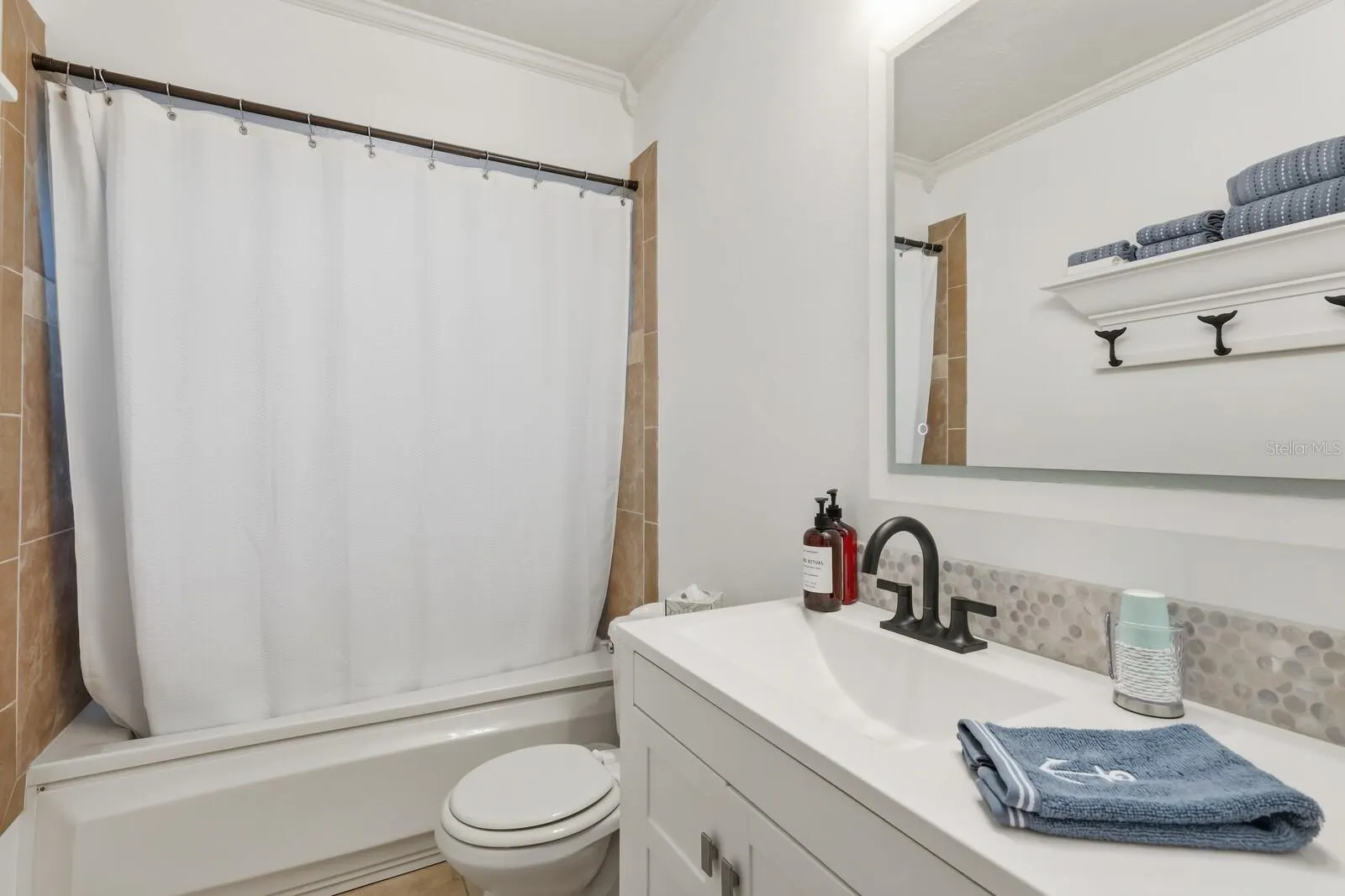 221 ISLAND CIR