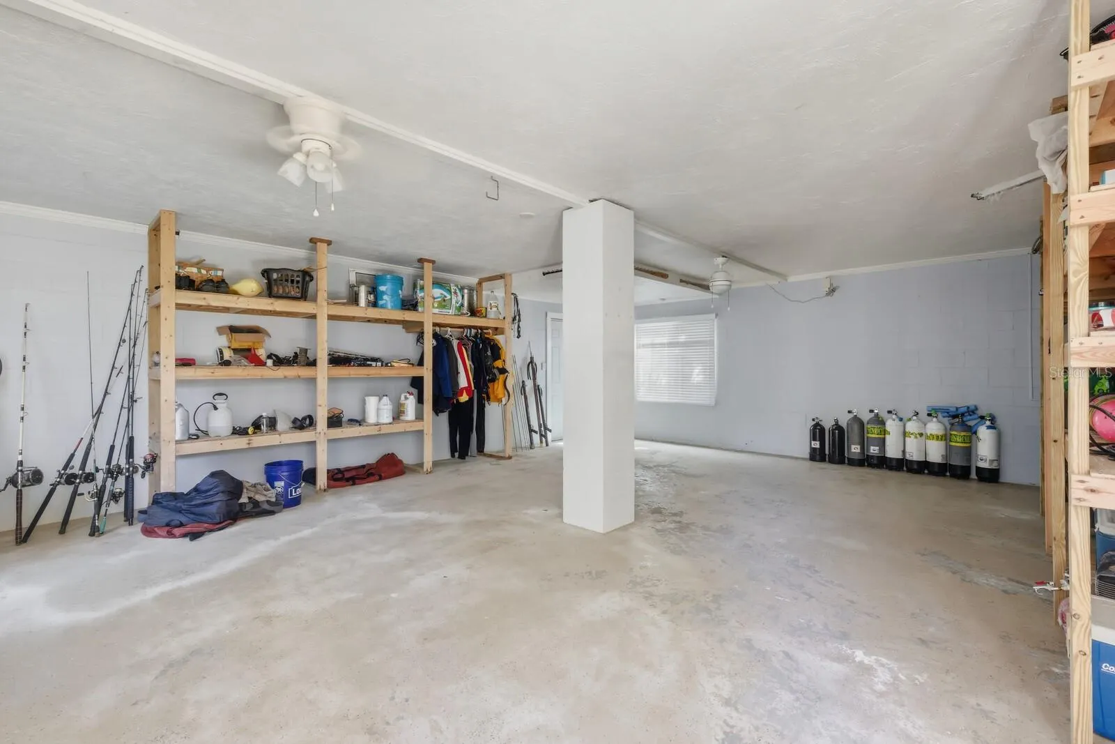 221 ISLAND CIR