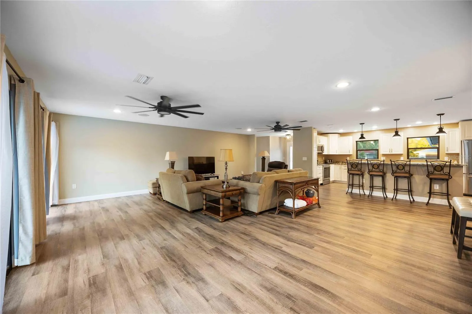 635 TROPICAL CIR