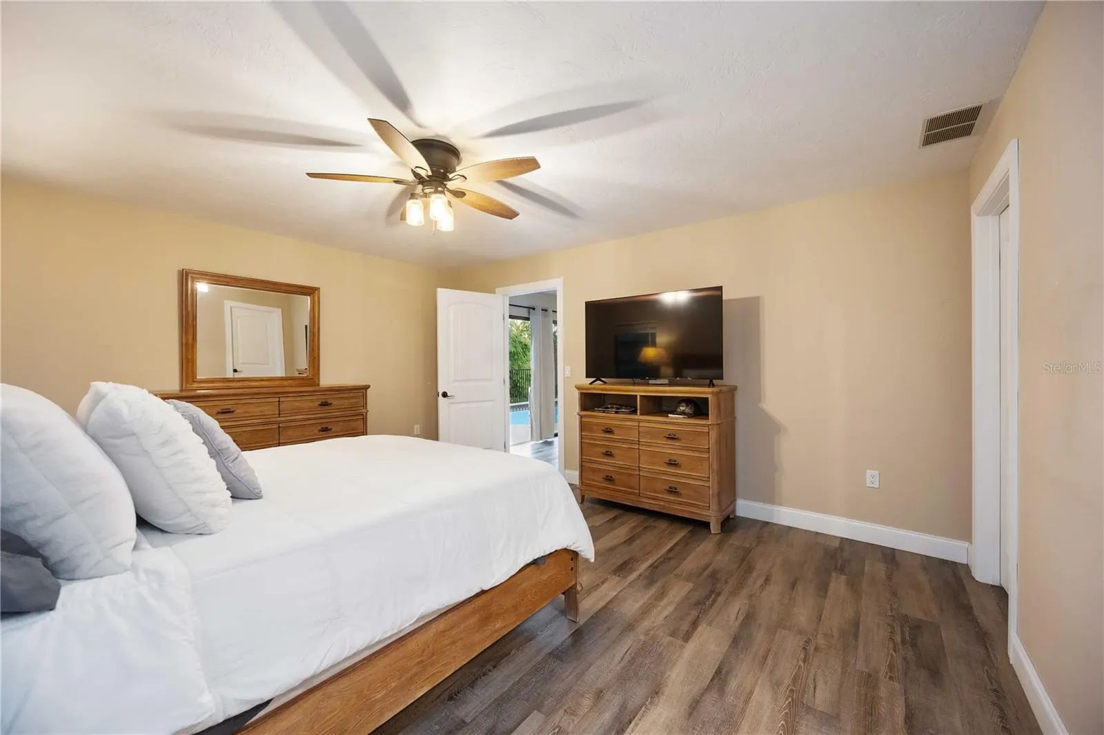 635 TROPICAL CIR
