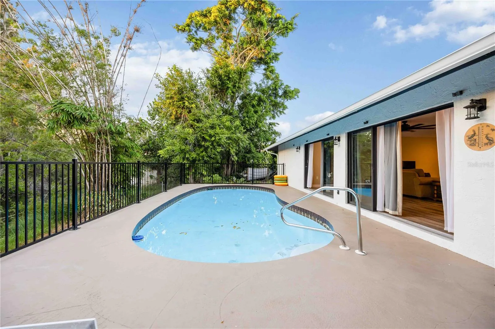 635 TROPICAL CIR