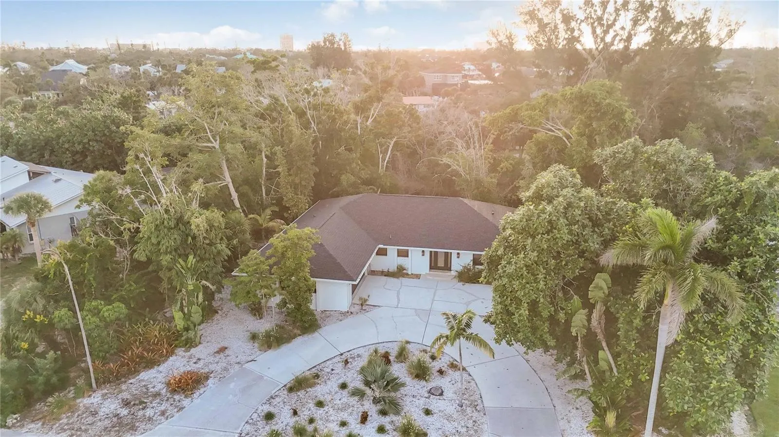 635 TROPICAL CIR