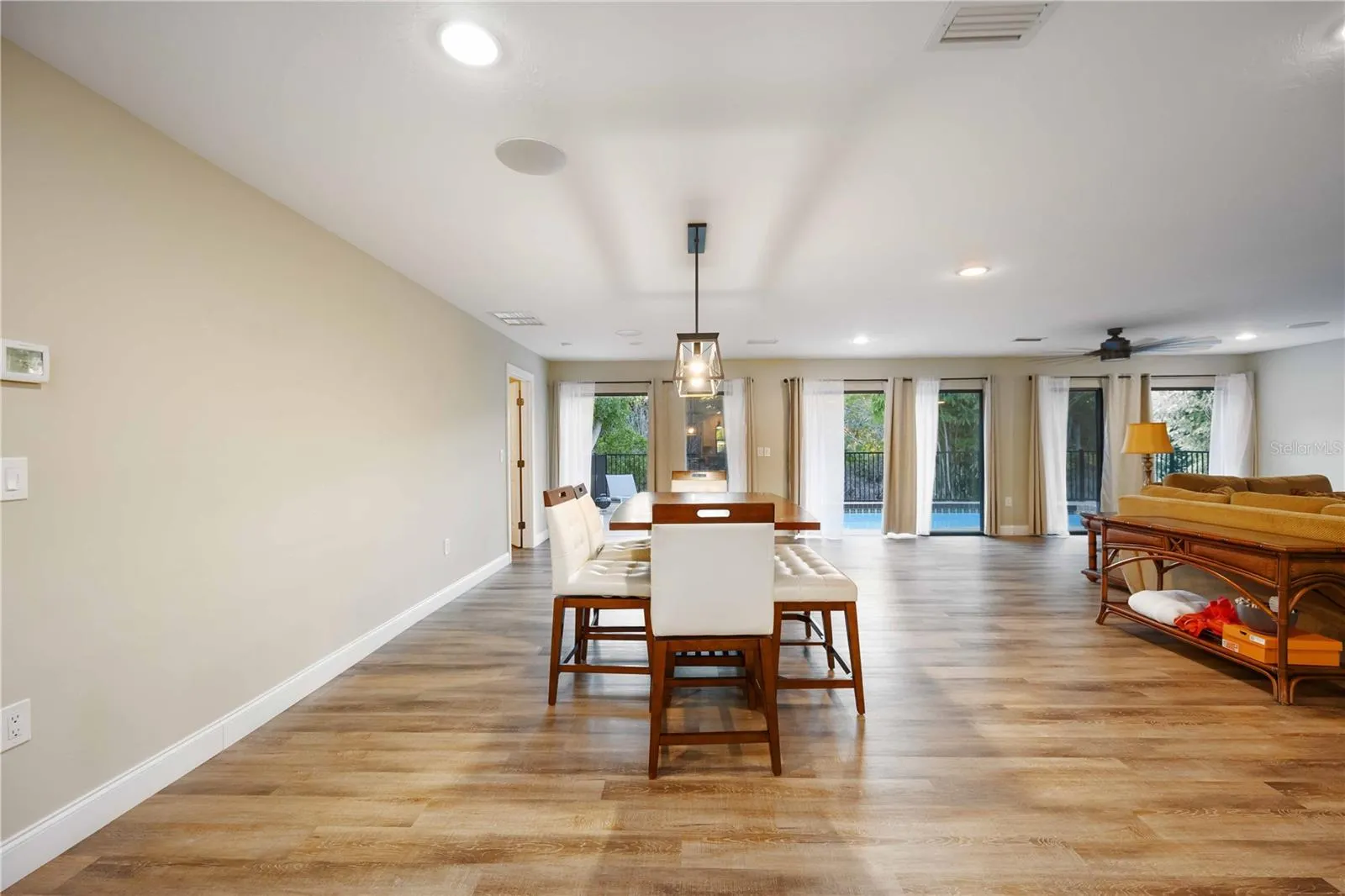 635 TROPICAL CIR
