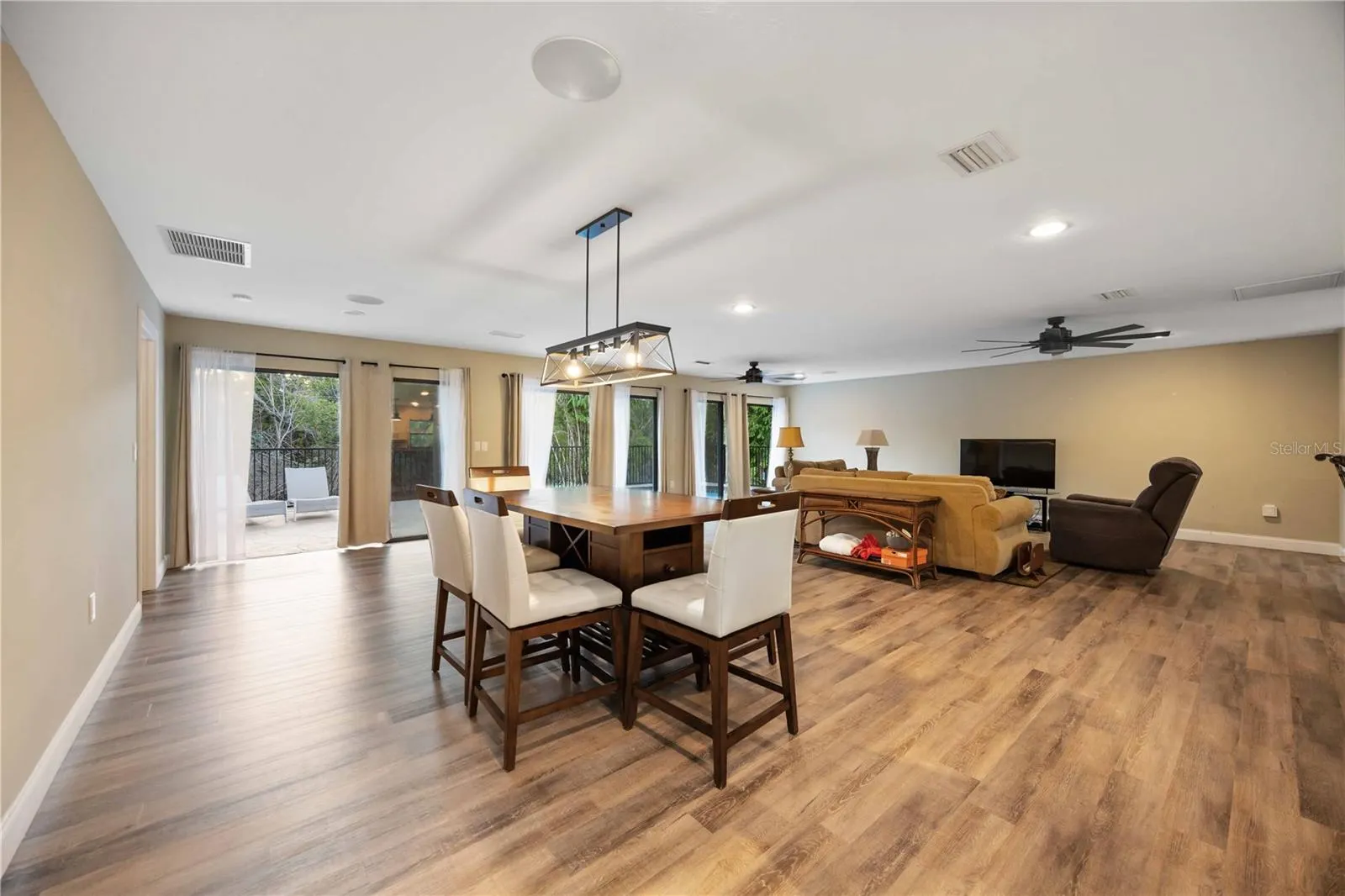 635 TROPICAL CIR