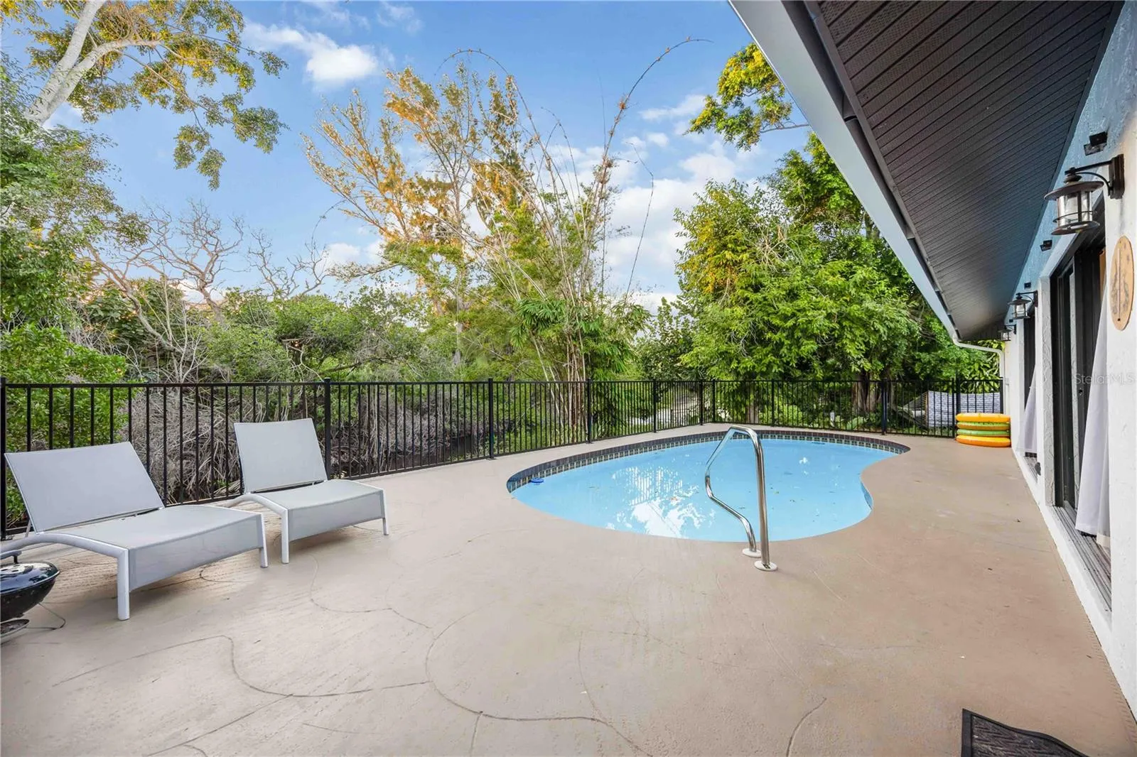 635 TROPICAL CIR