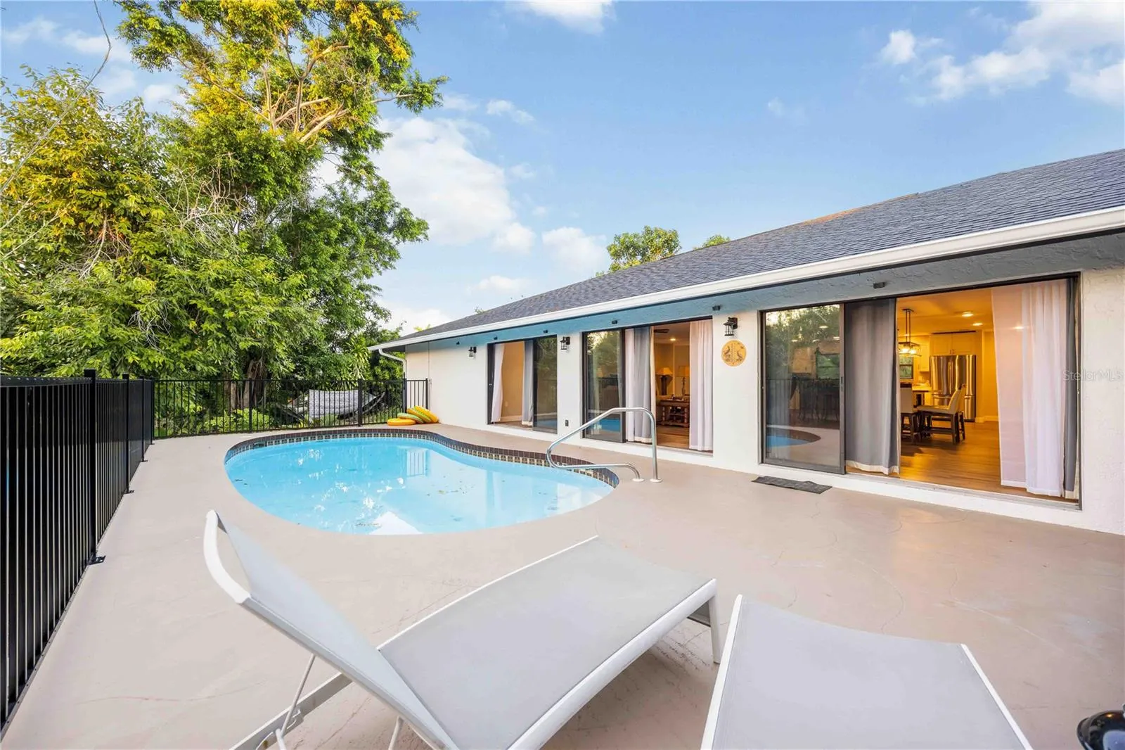 635 TROPICAL CIR