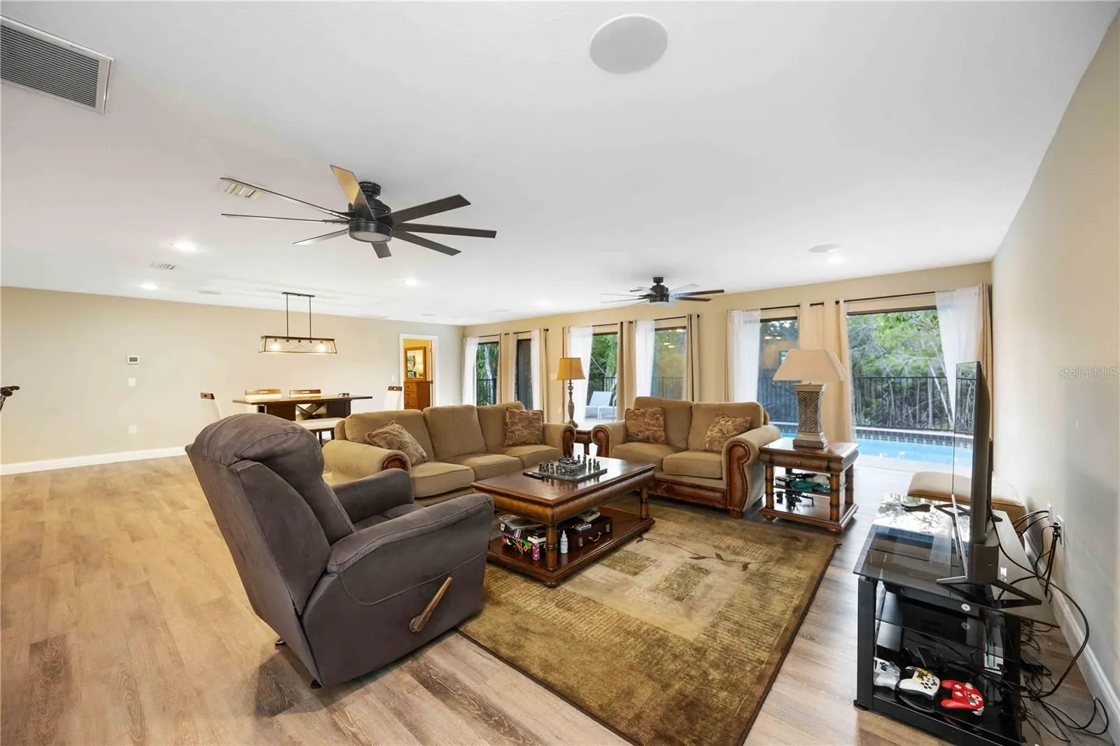 635 TROPICAL CIR