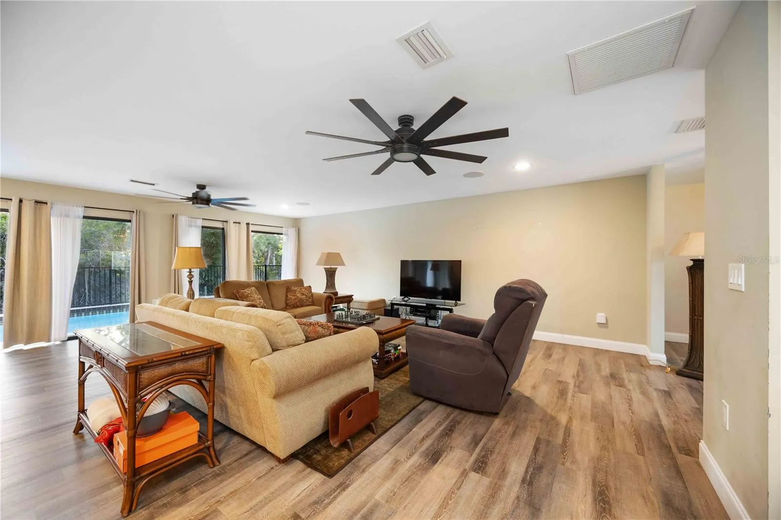 635 TROPICAL CIR