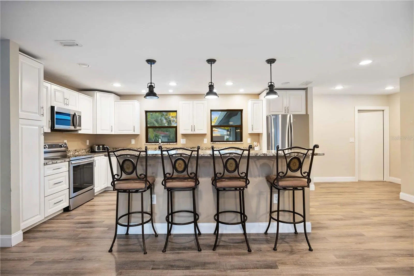 635 TROPICAL CIR