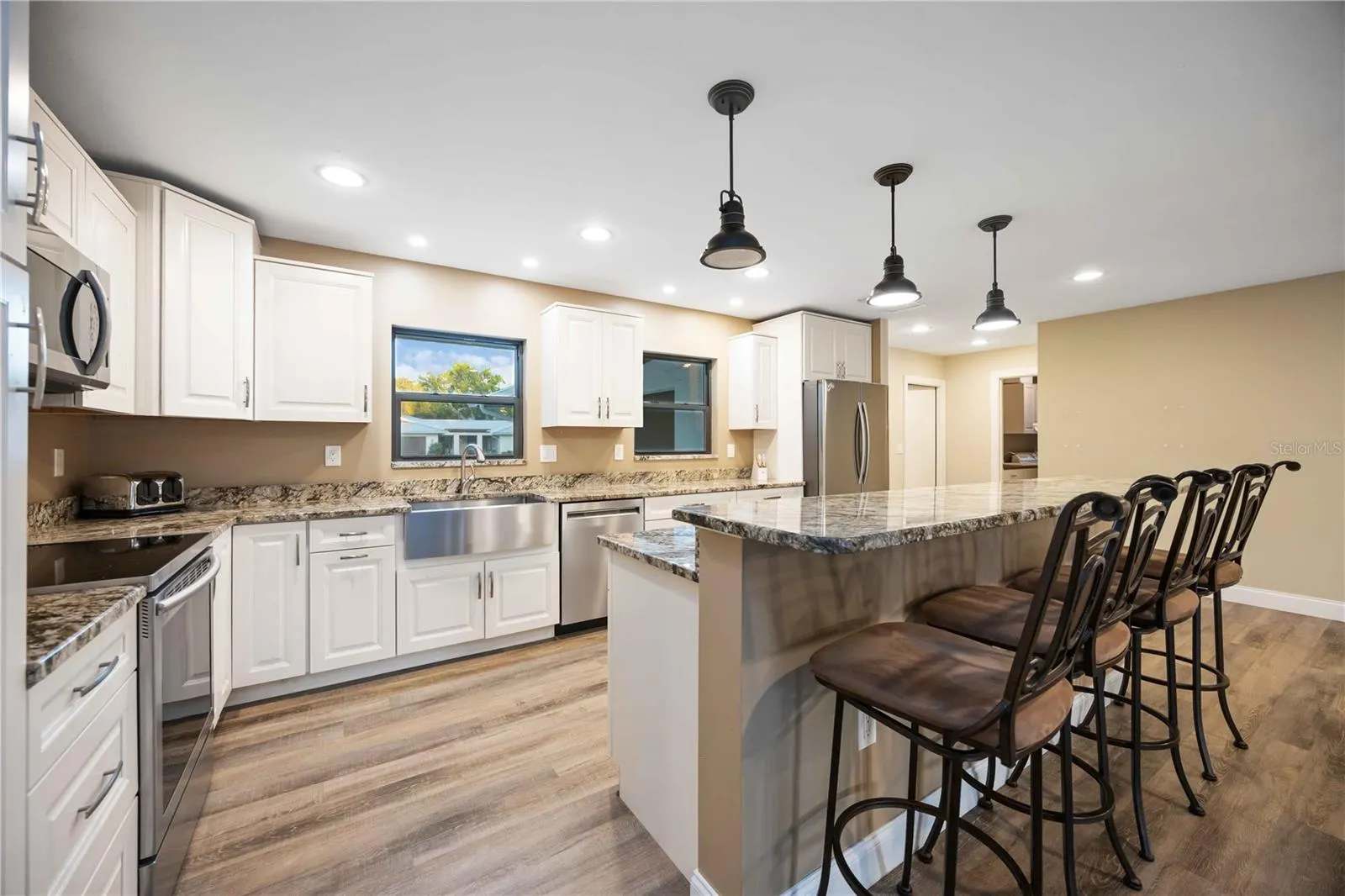 635 TROPICAL CIR