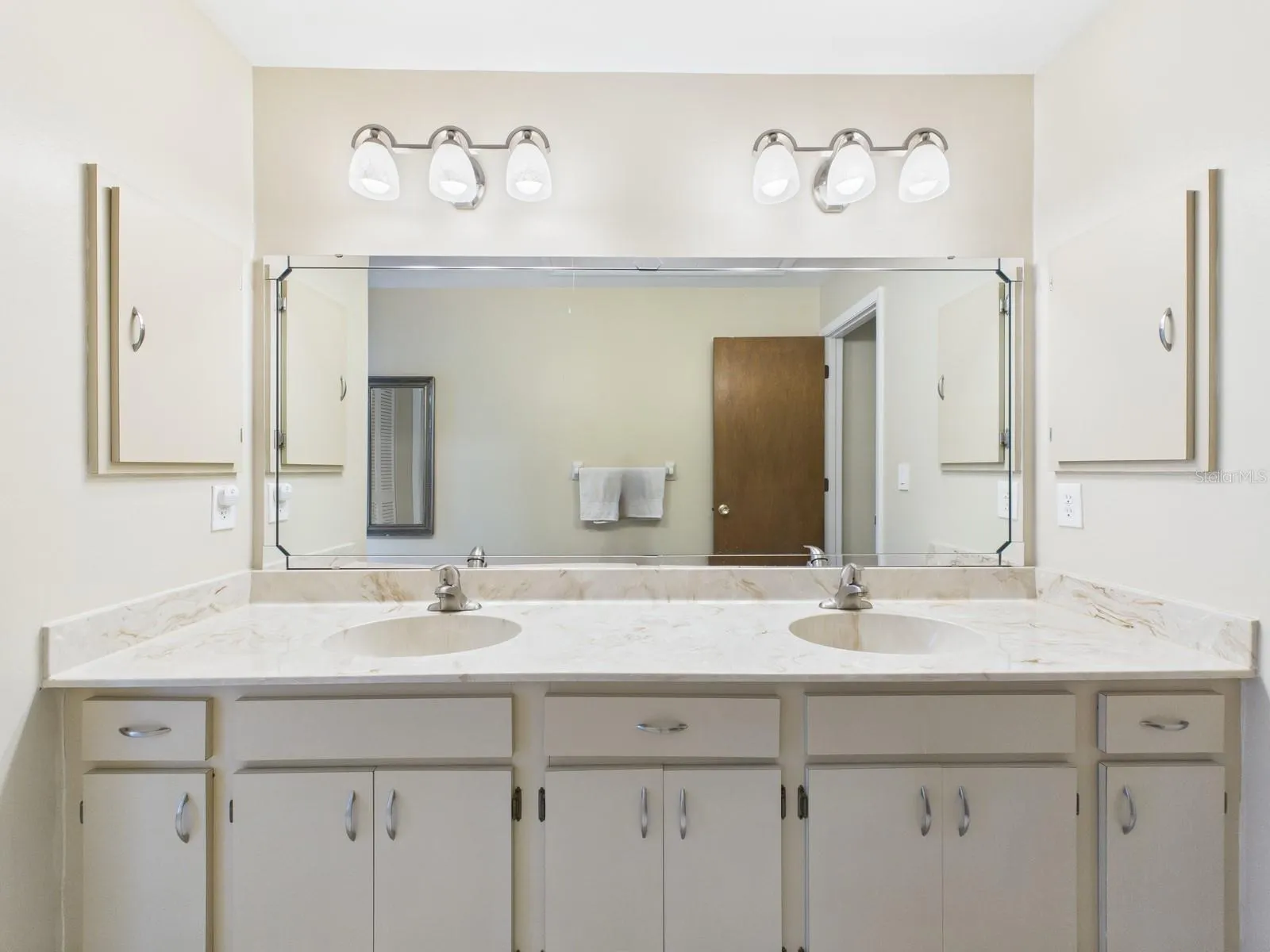 3225 GOLDEN EAGLE LN