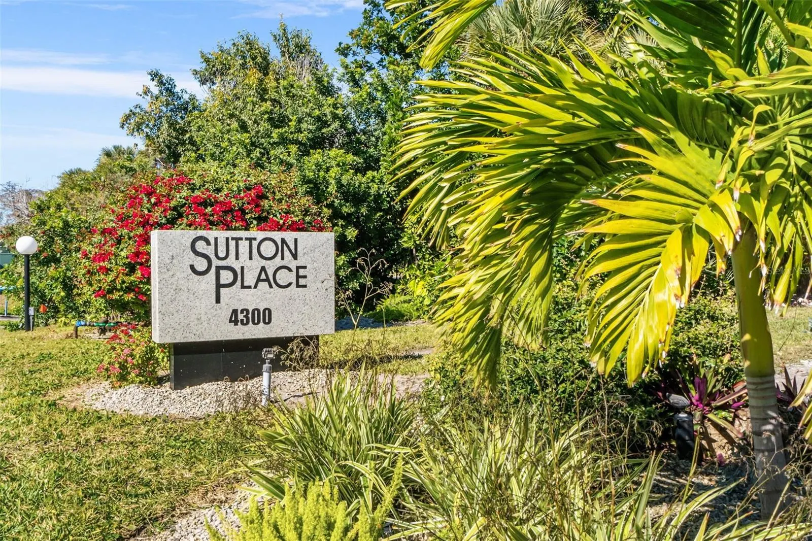 531 SUTTON PL