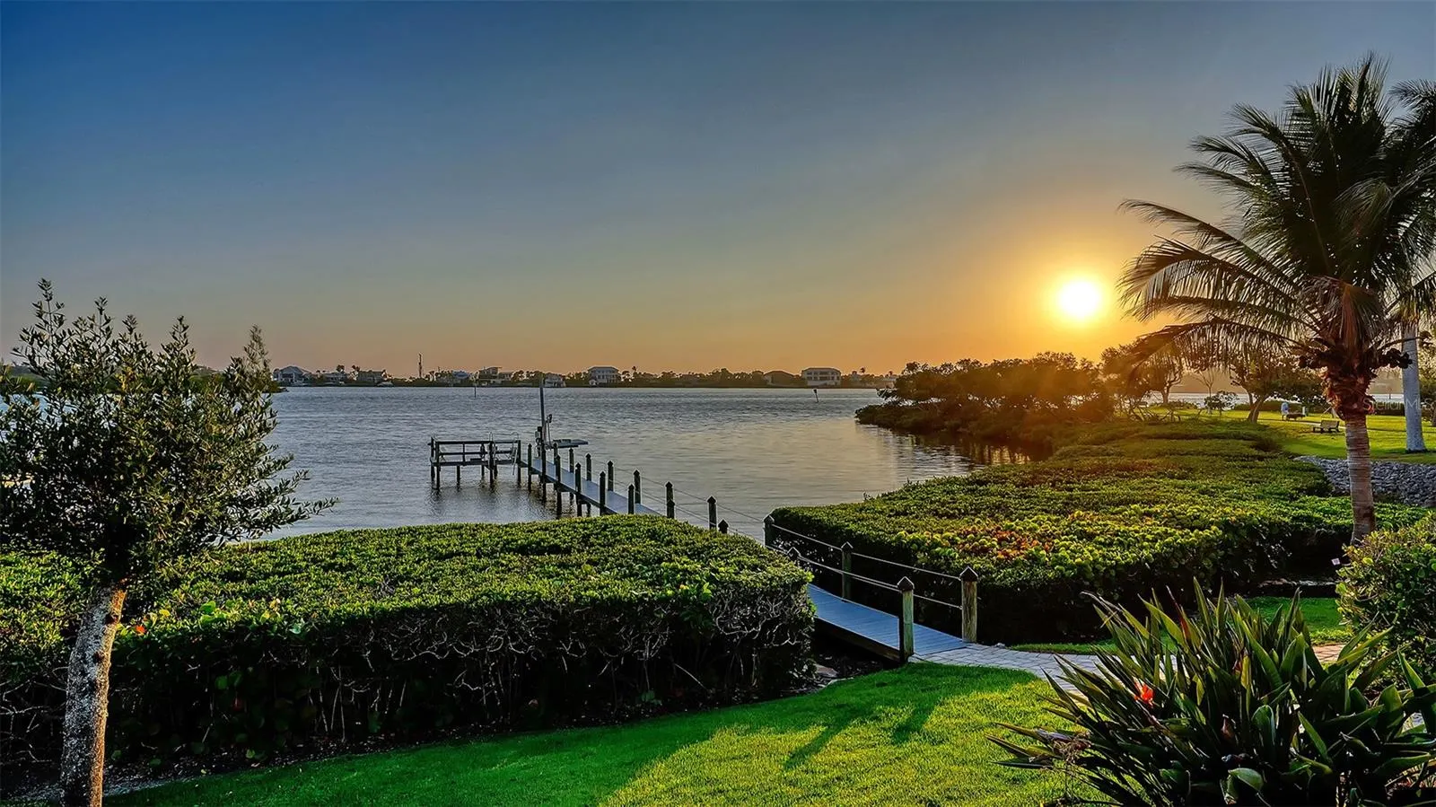 313 LOOKOUT POINT DR