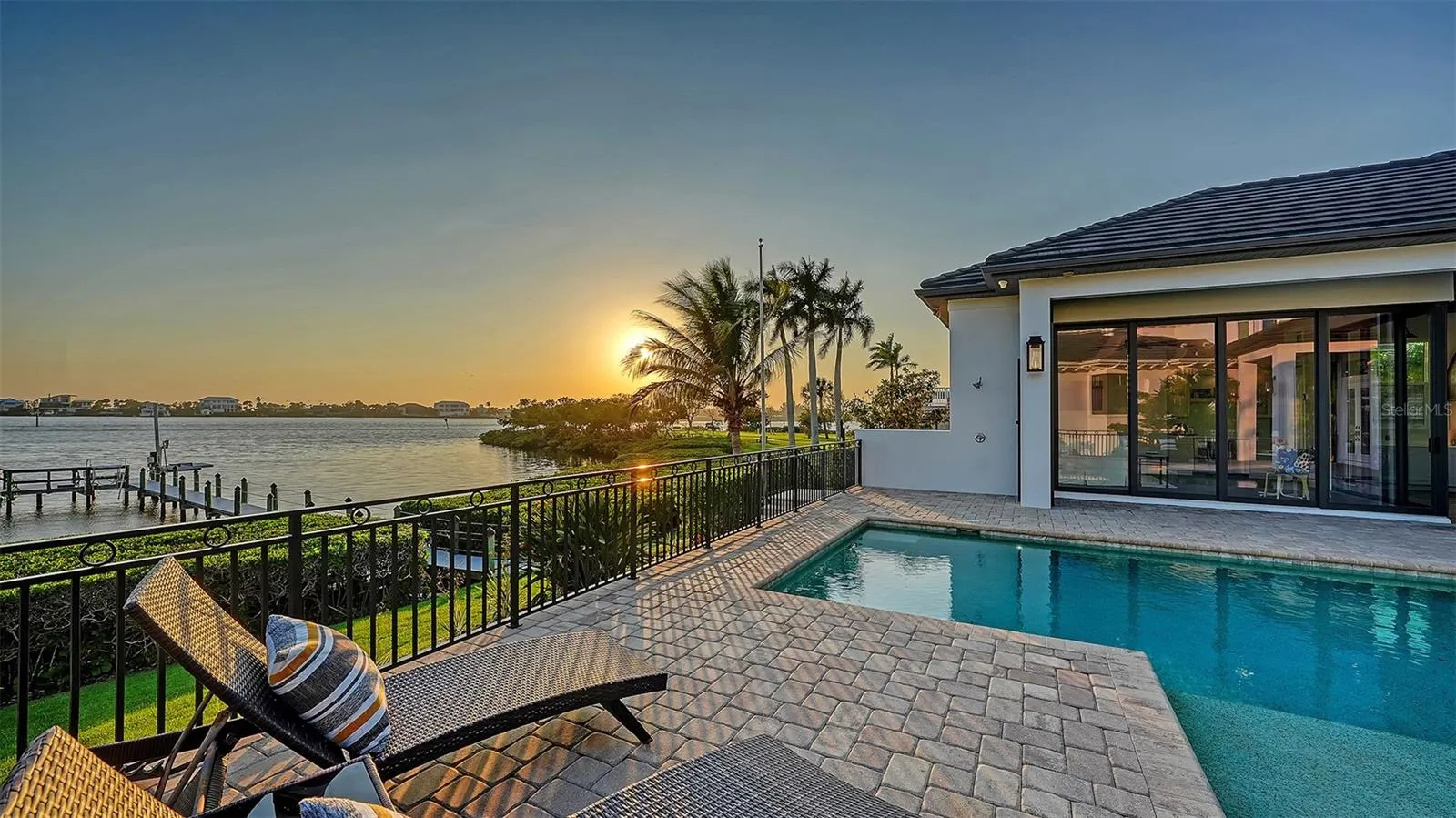 313 LOOKOUT POINT DR