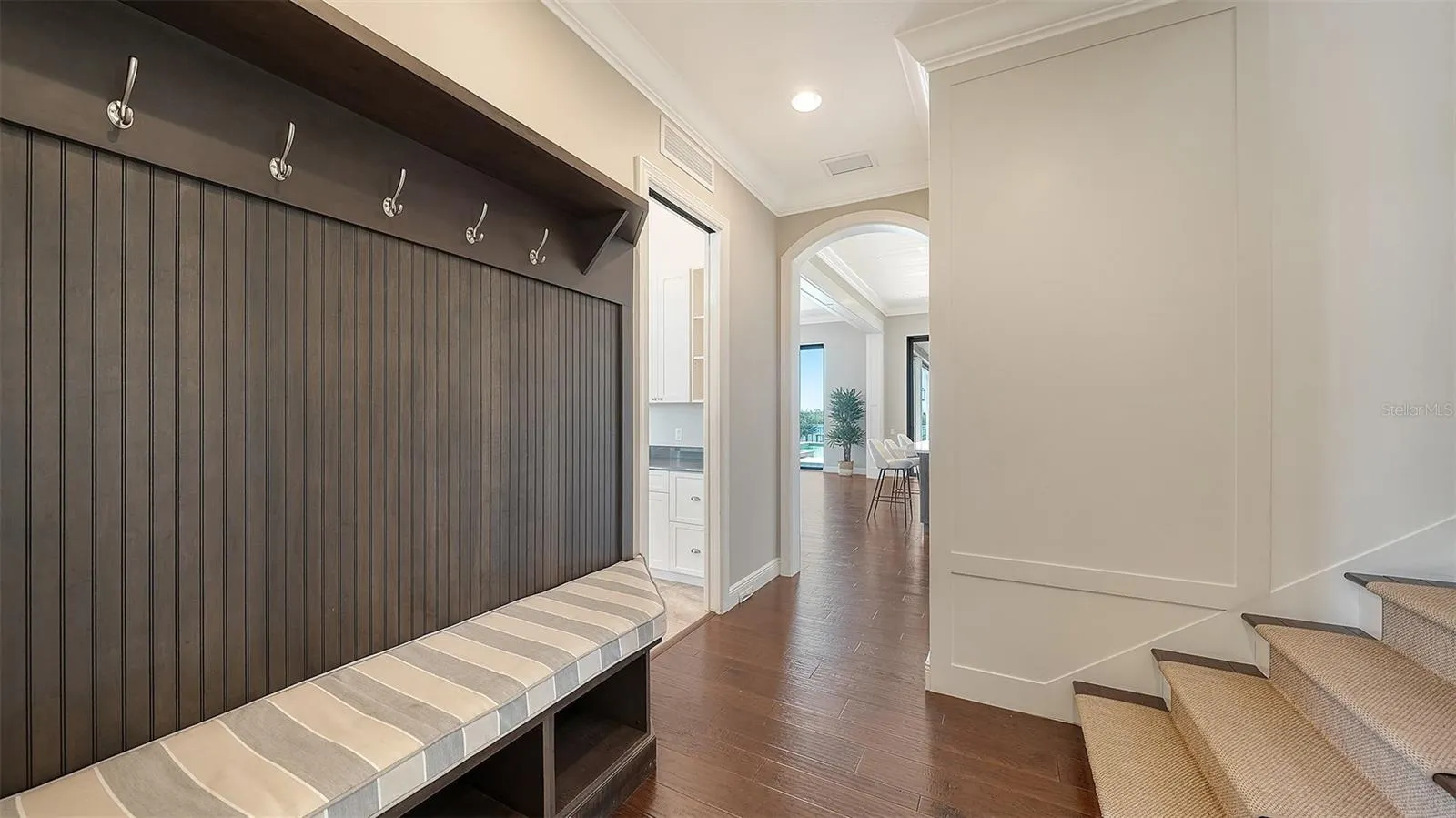313 LOOKOUT POINT DR