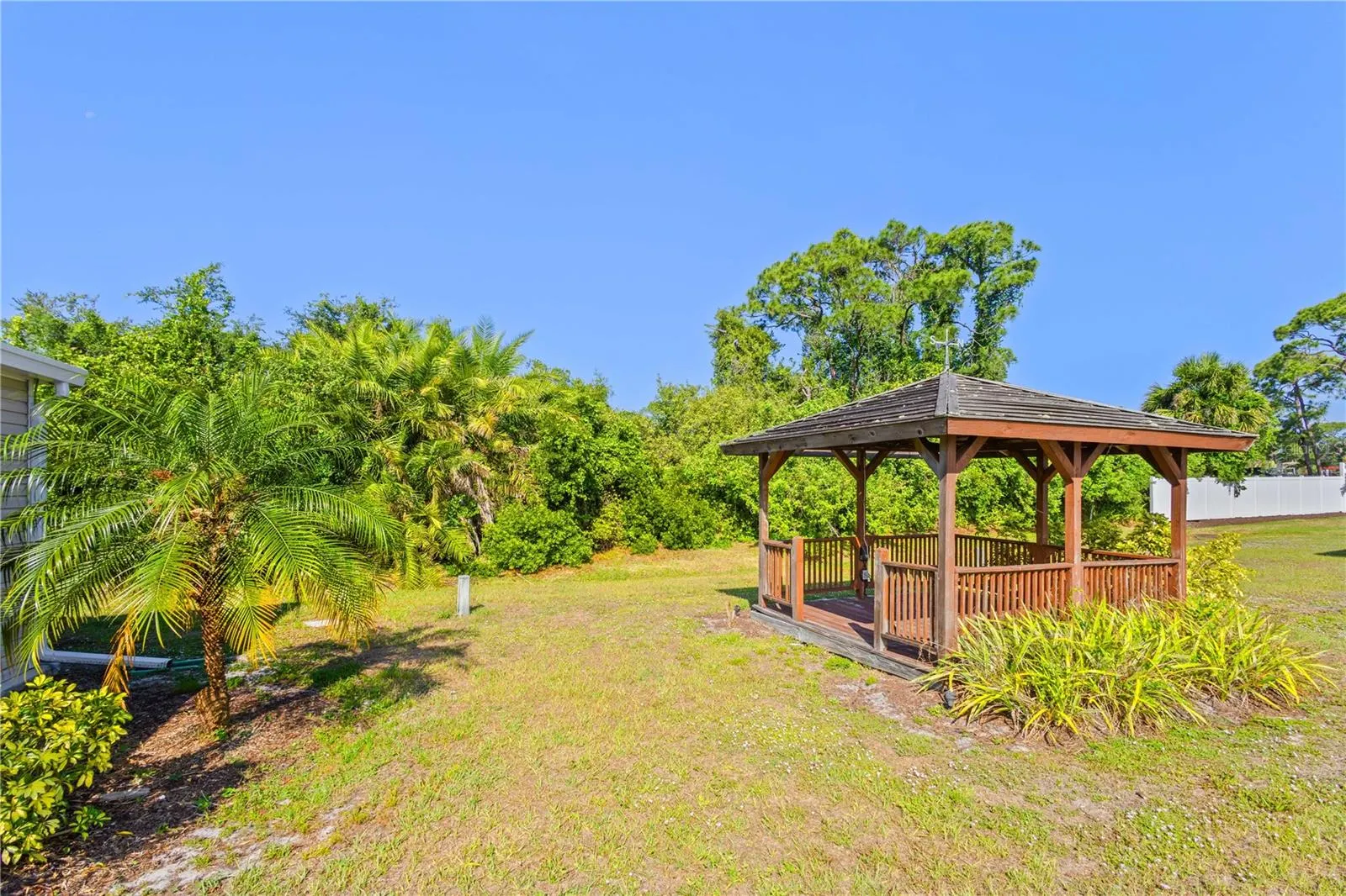 320 TROPIC DR