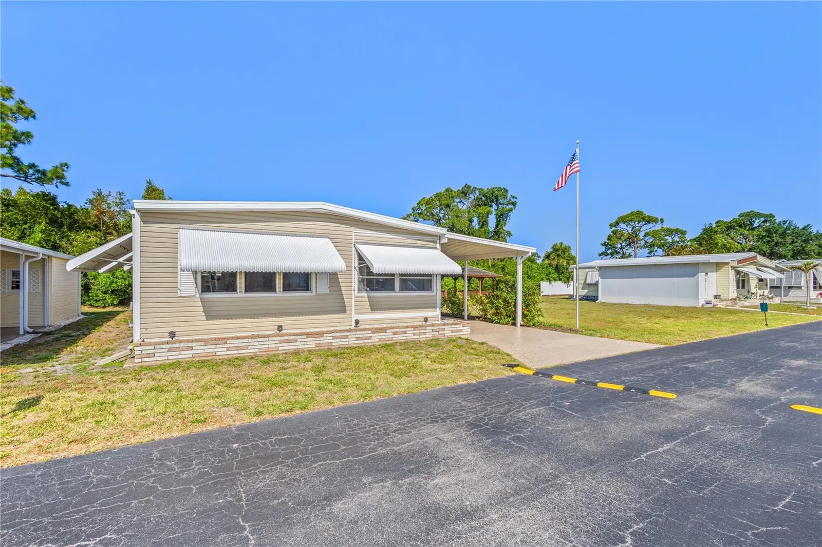 320 TROPIC DR