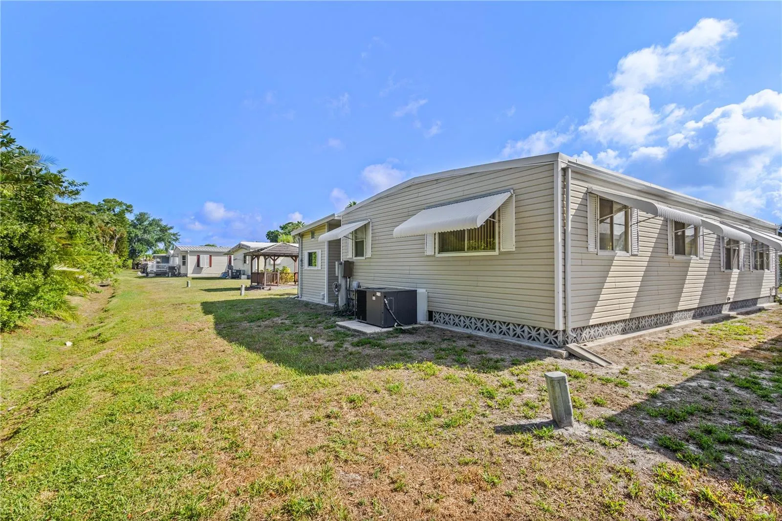 320 TROPIC DR
