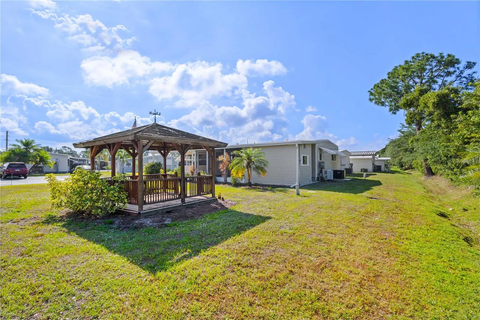 320 TROPIC DR