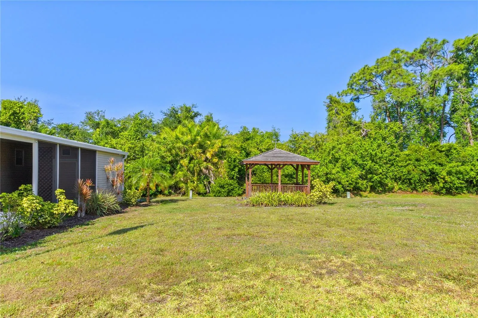 320 TROPIC DR