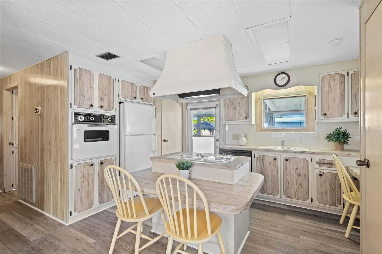 320 TROPIC DR