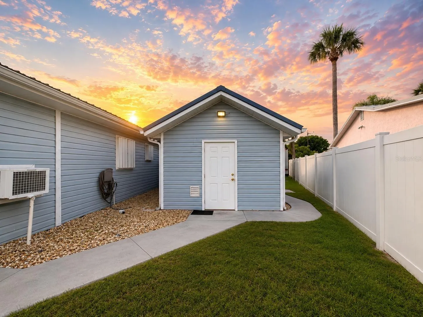1205 LISA LN