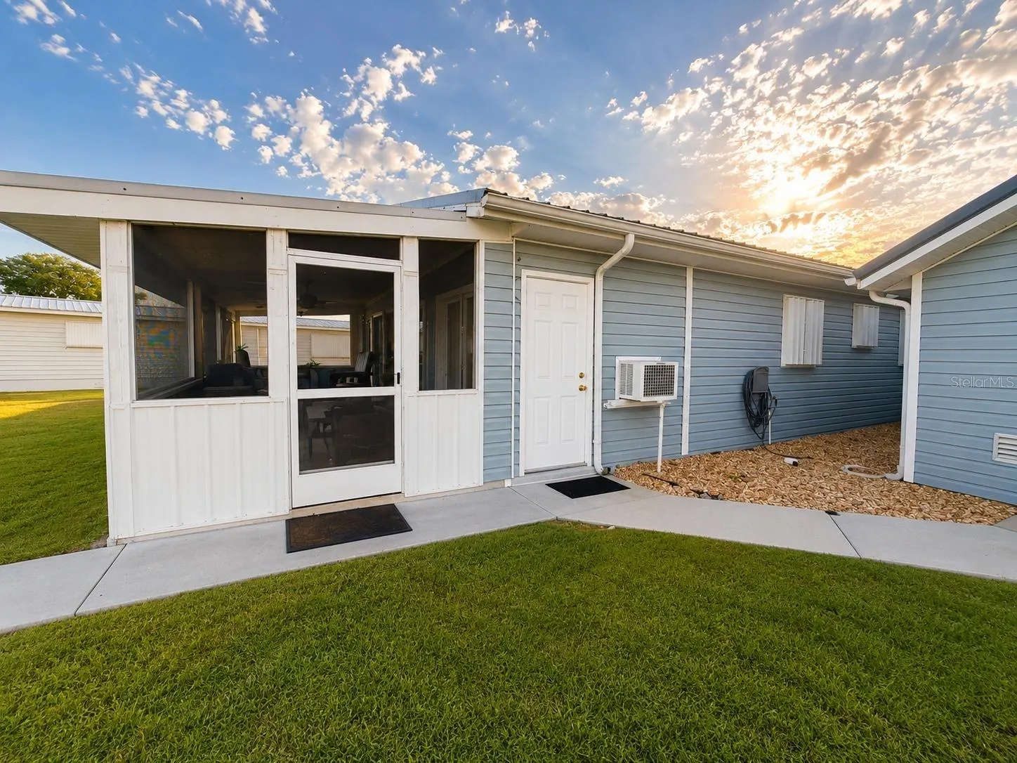1205 LISA LN