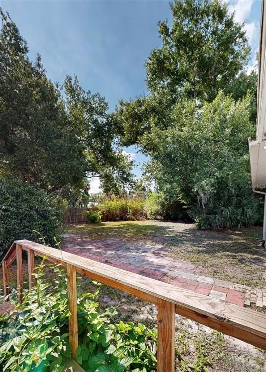 1102 N ARCADIA AVE