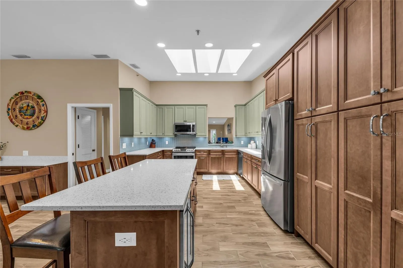 2350 HARBOUR OAKS DR
