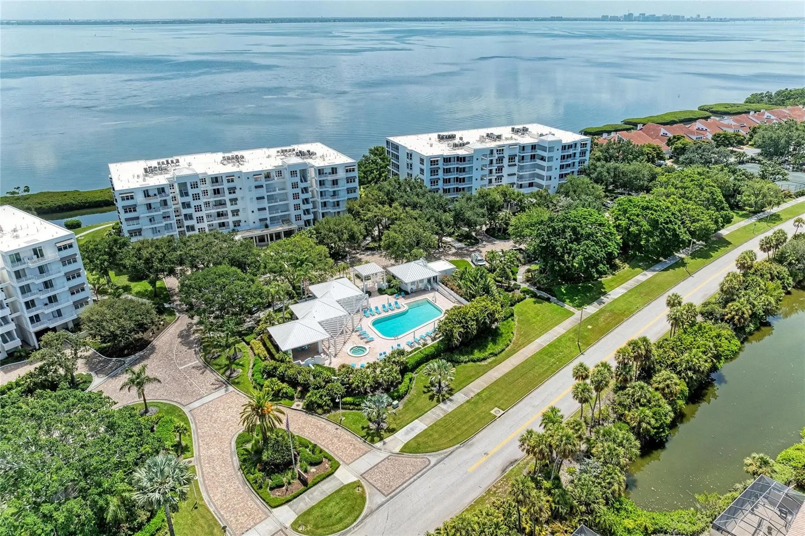 2350 HARBOUR OAKS DR