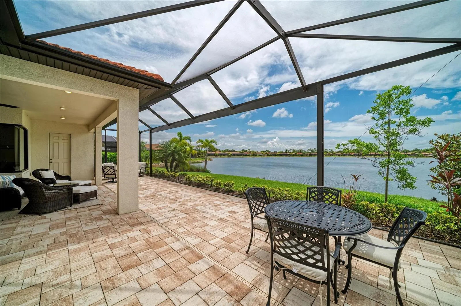 289 VILLORESI BLVD