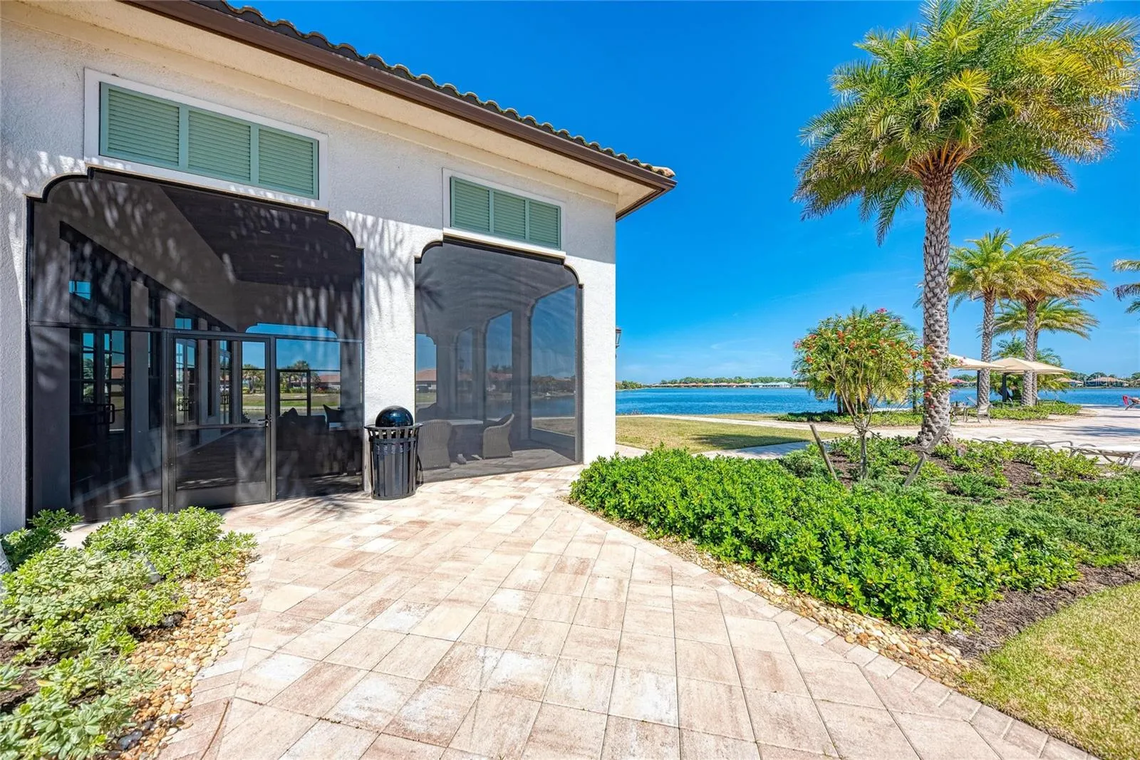 289 VILLORESI BLVD
