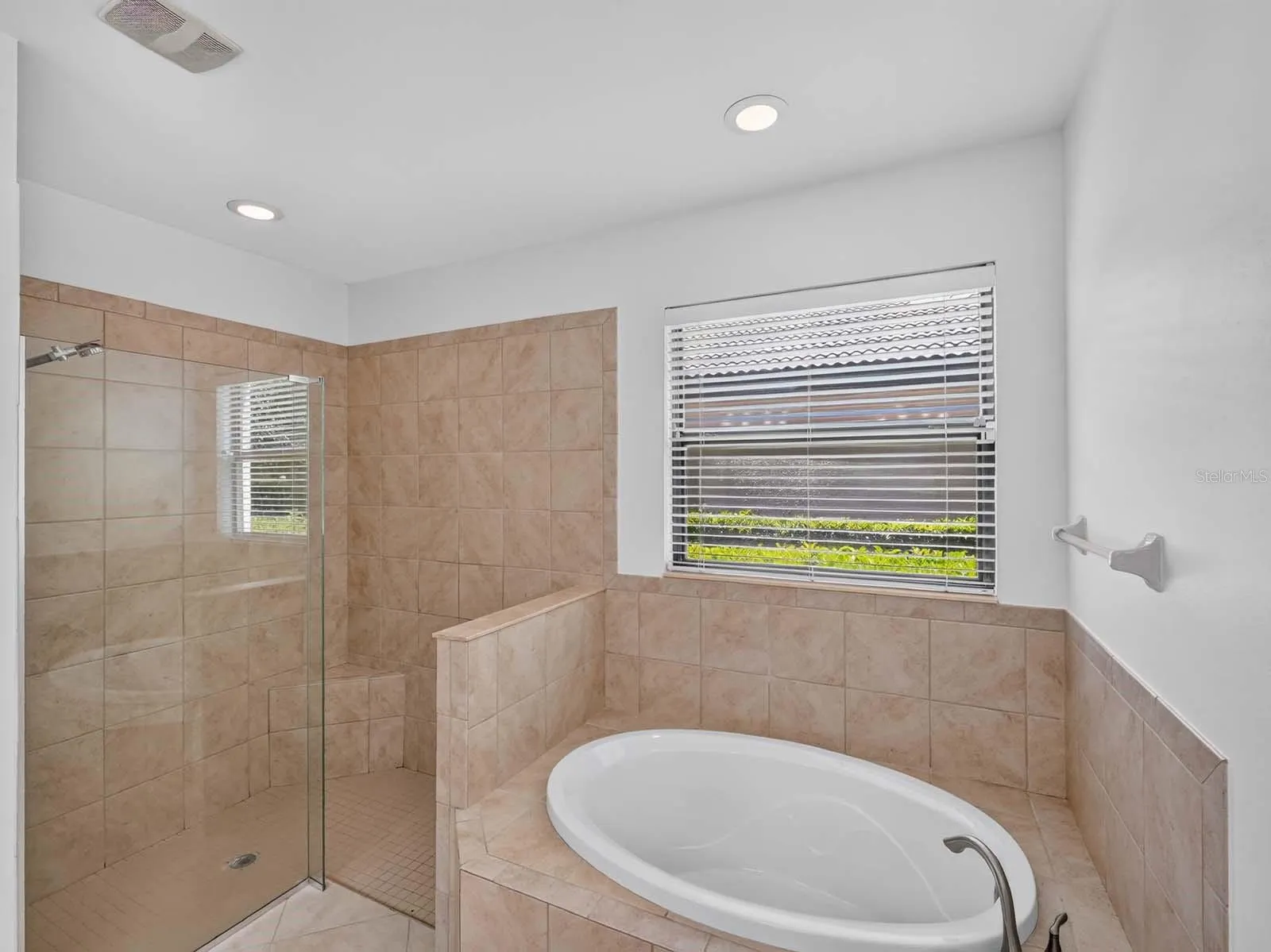 1093 BLUFFWOOD DR