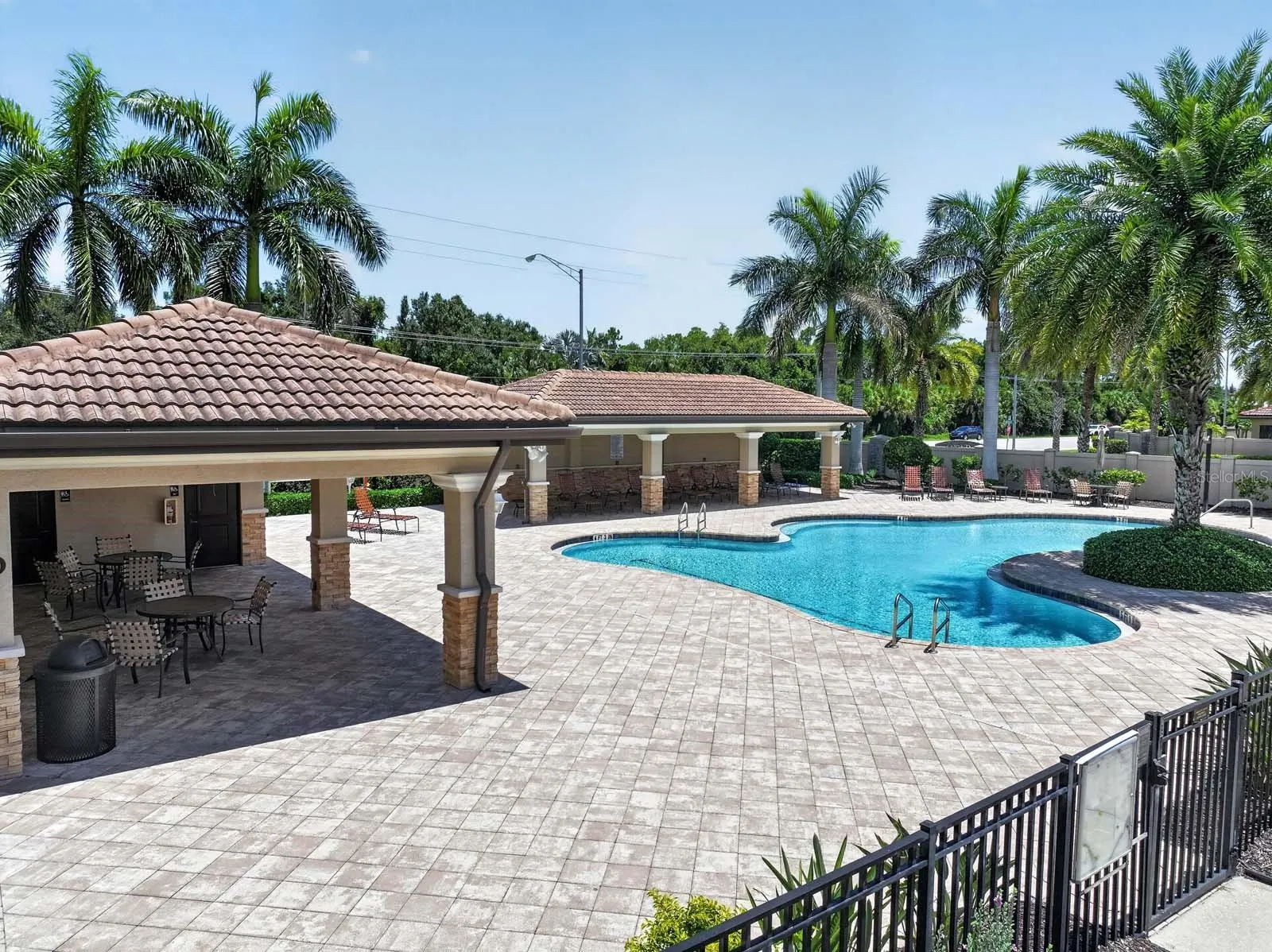 1093 BLUFFWOOD DR