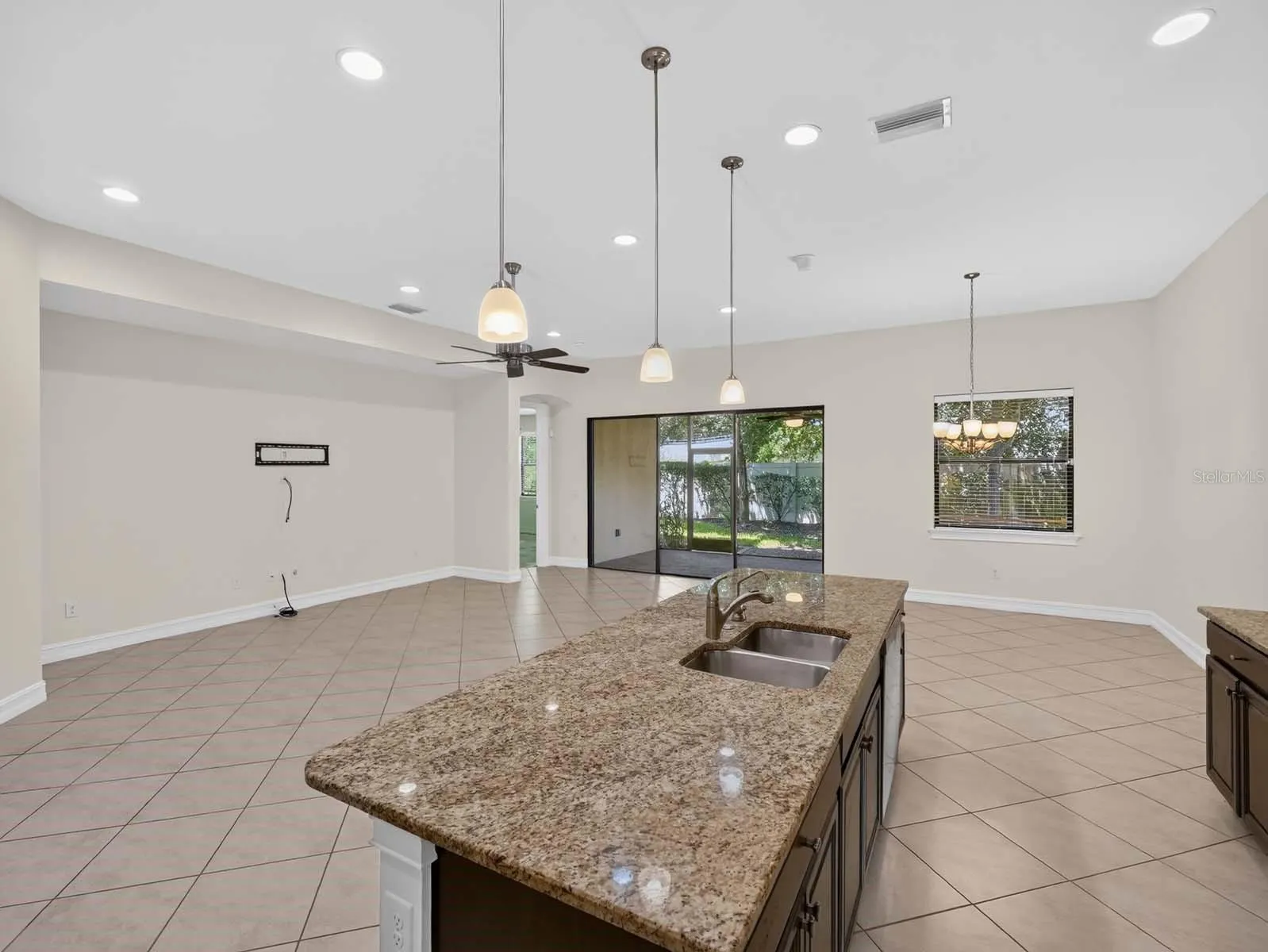 1093 BLUFFWOOD DR
