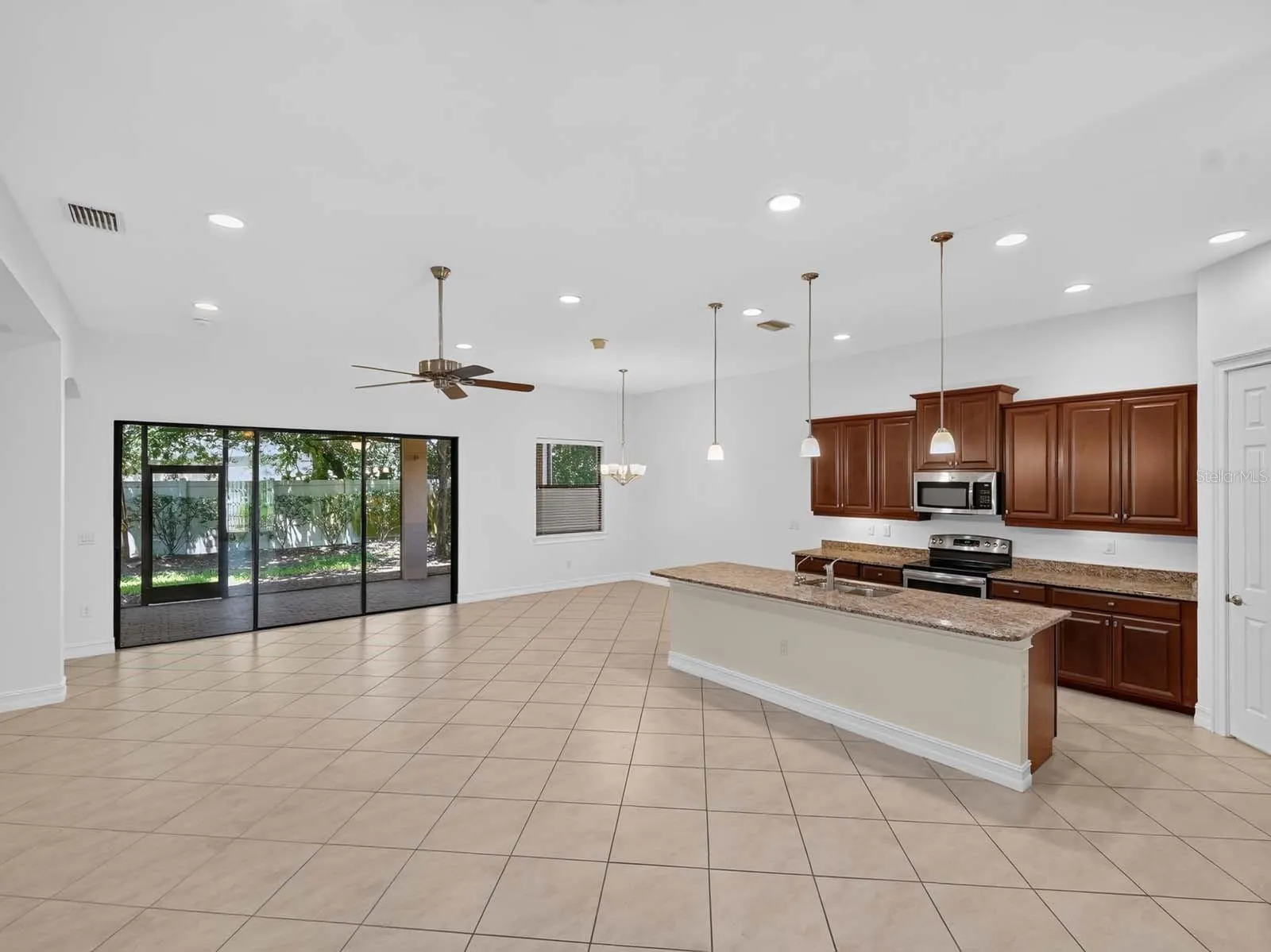 1093 BLUFFWOOD DR