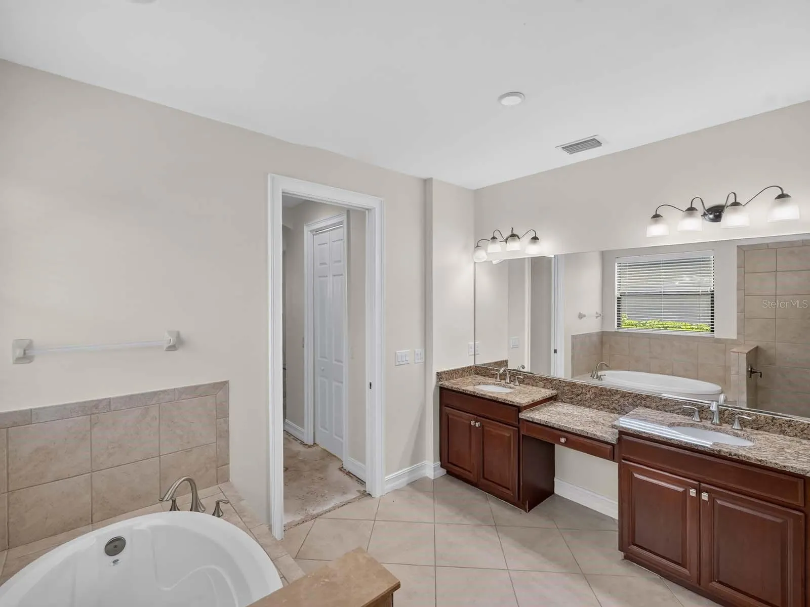 1093 BLUFFWOOD DR