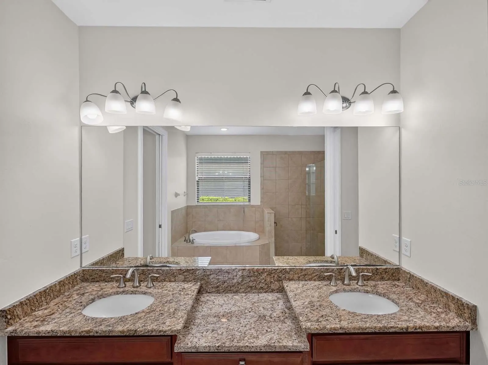 1093 BLUFFWOOD DR