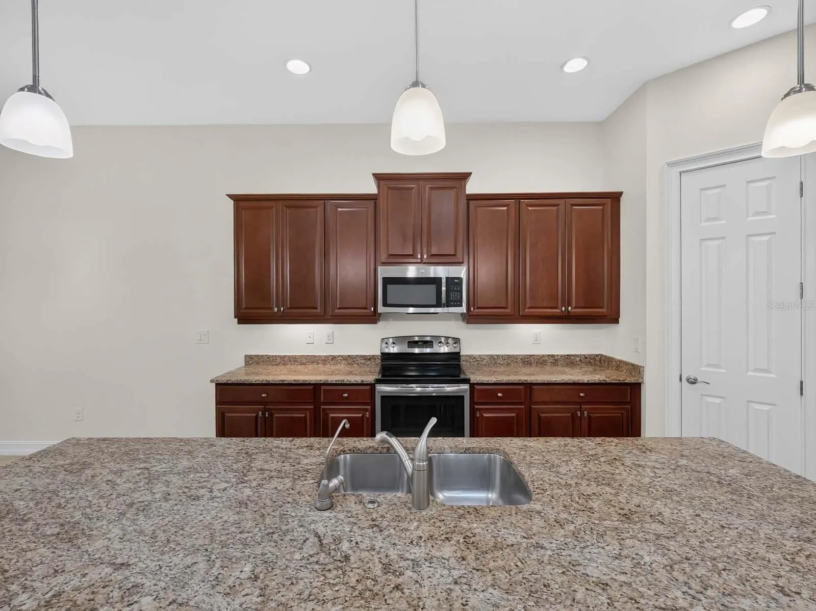 1093 BLUFFWOOD DR