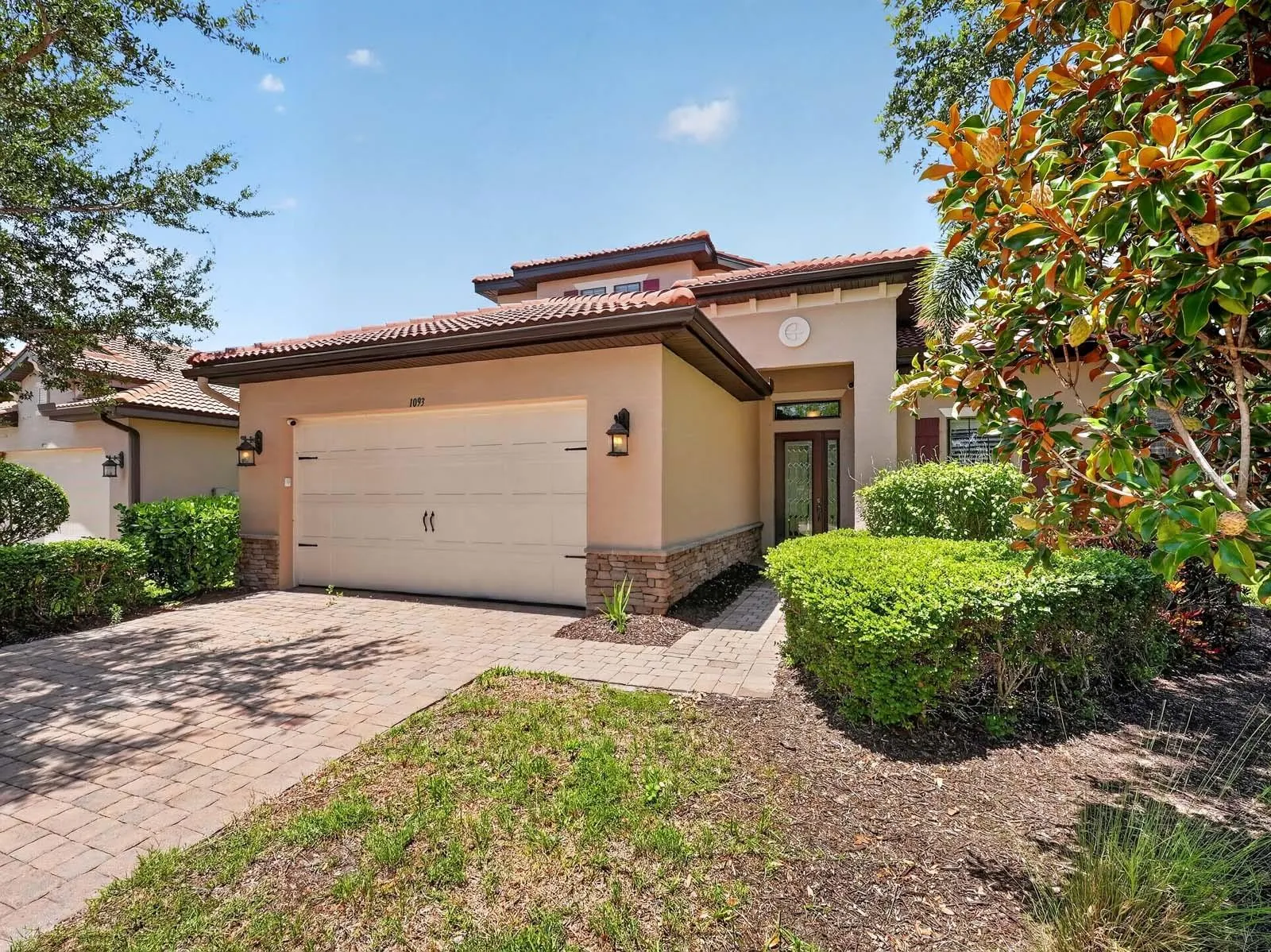 1093 BLUFFWOOD DR