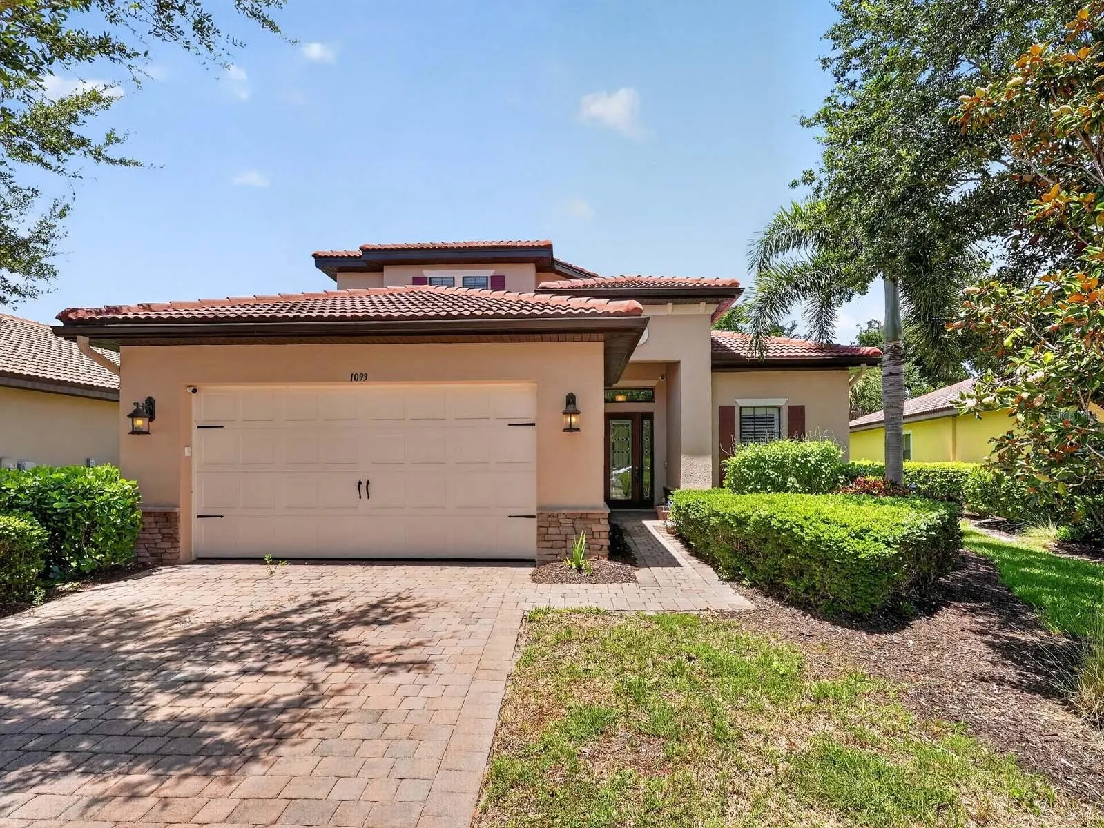 1093 BLUFFWOOD DR