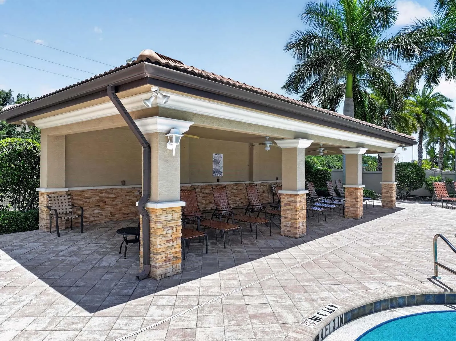 1093 BLUFFWOOD DR