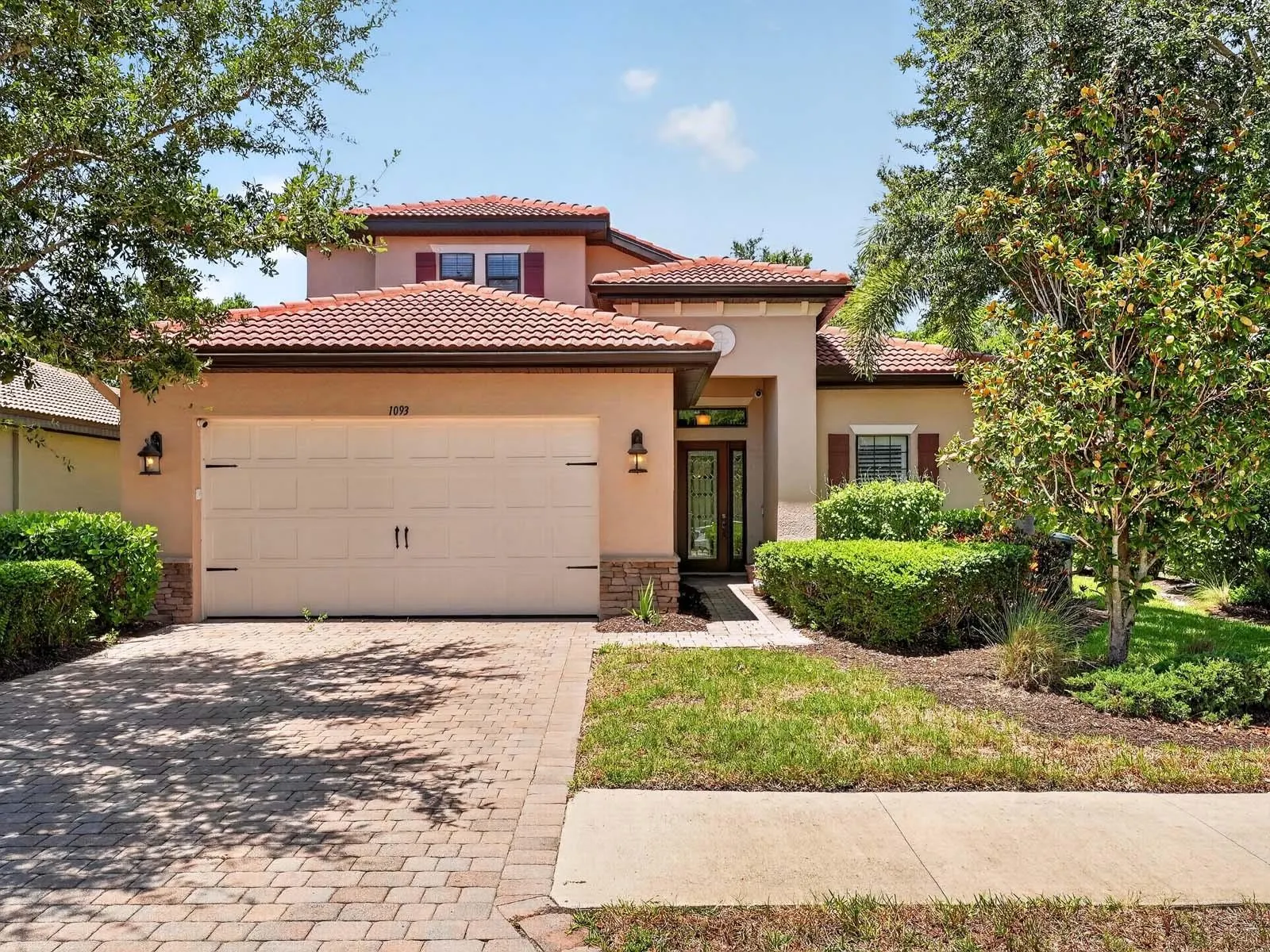 1093 BLUFFWOOD DR