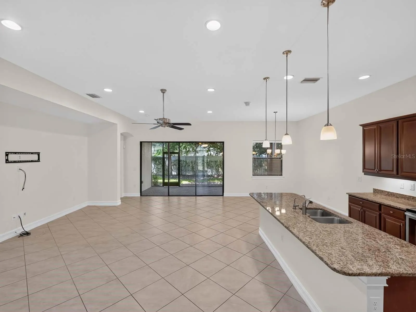 1093 BLUFFWOOD DR