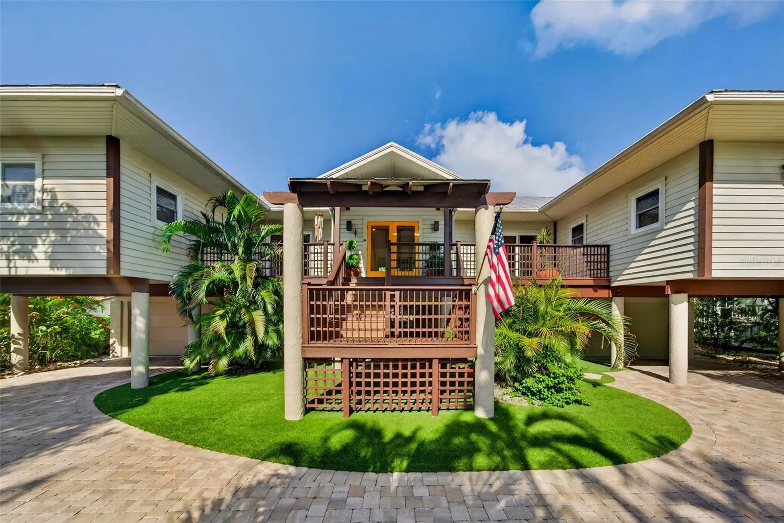 677 LANDS END DR