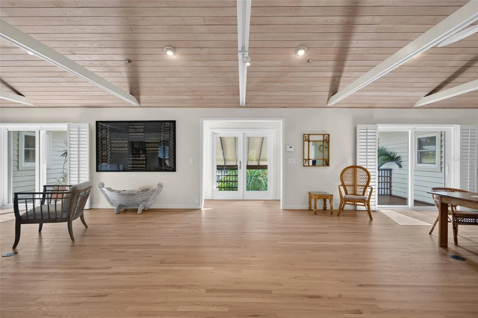 677 LANDS END DR