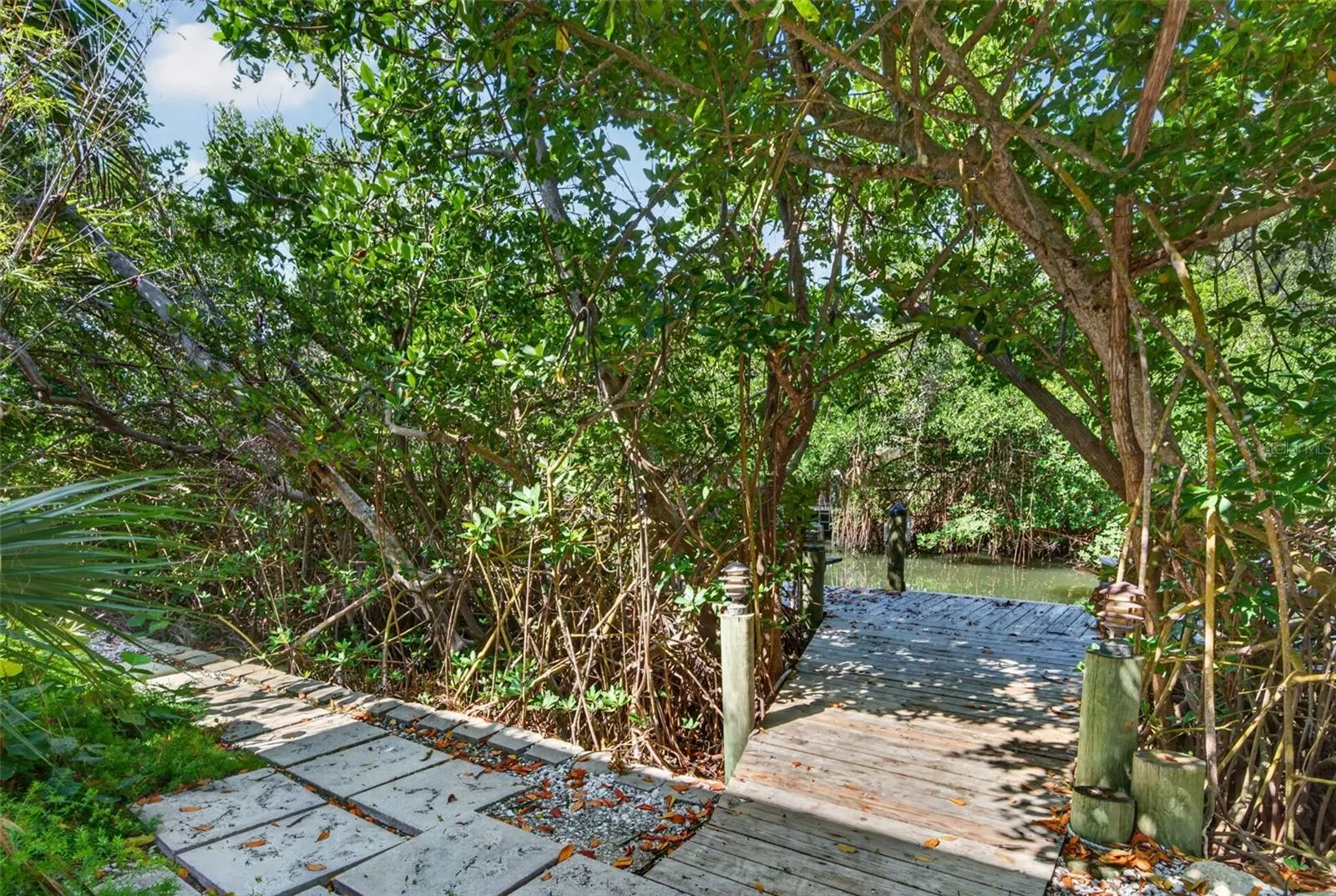 677 LANDS END DR