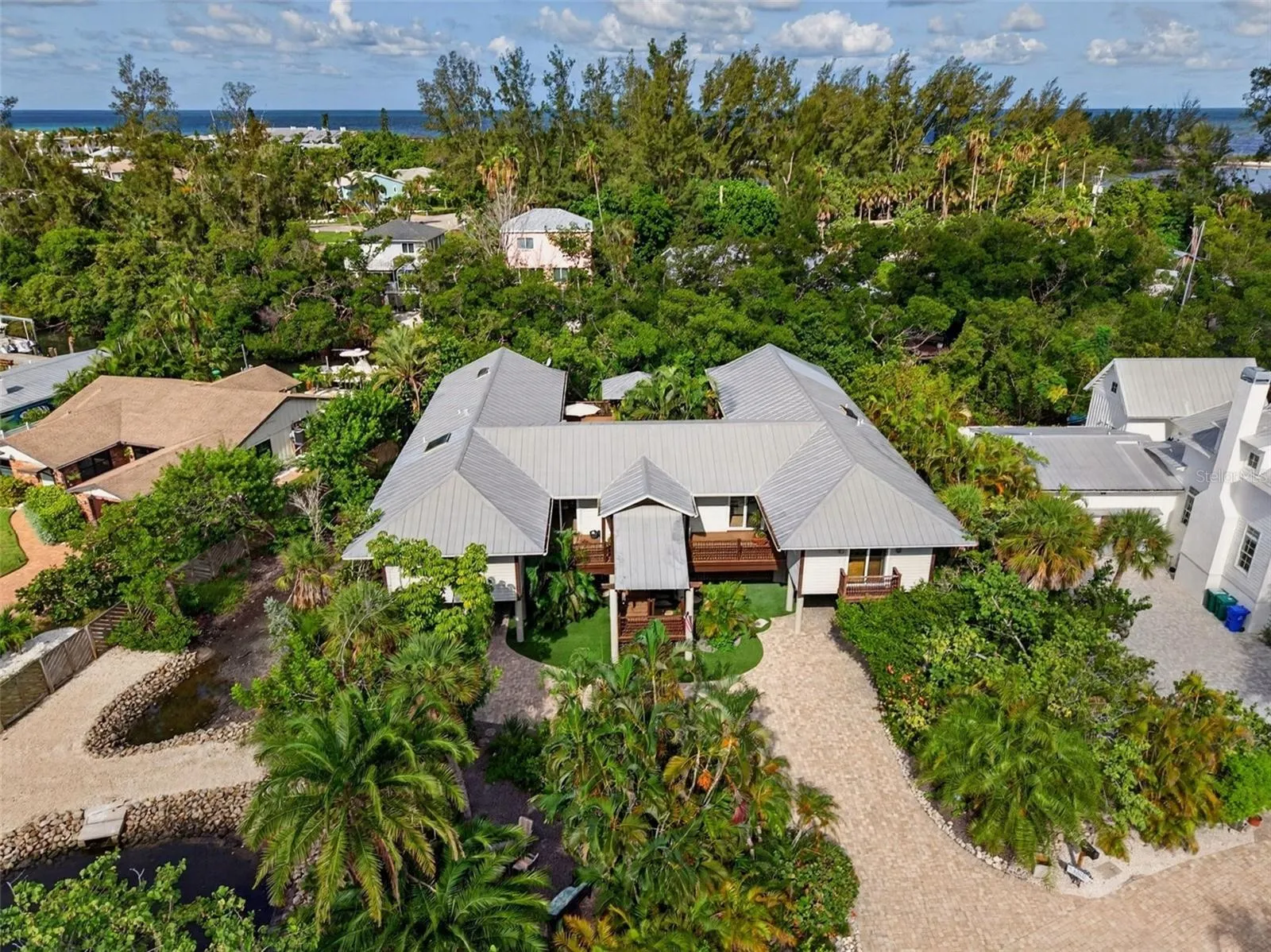 677 LANDS END DR